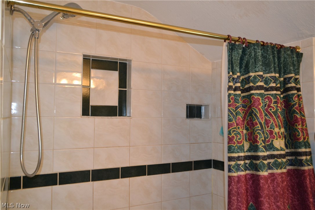 830 Quilliams Road Cleveland Heights, OH 44121 - Photo 27 of 35 Beautiful ceramic bath surround in the main bath.