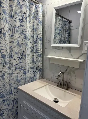 $1,300 | 7661 18th Way North, Unit 2, St. Petersburg, FL 33702