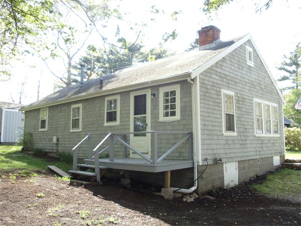 14 Bayview Road Marion, MA 02738 - Photo 18 of 22 a front view of a house with garden