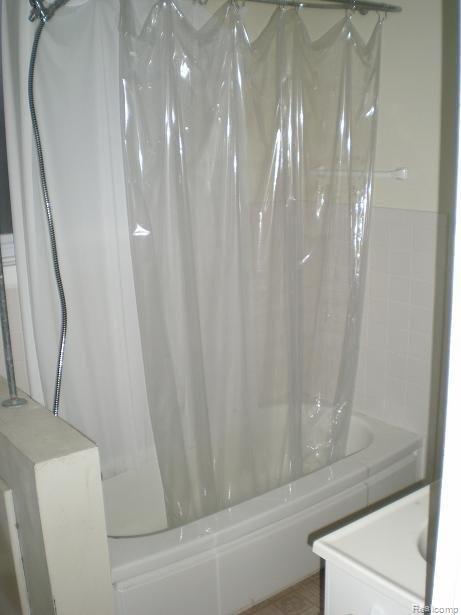 91 Muir Road Grosse Pointe, MI 48236 - Photo 20 of 22 Unit 2 Bathroom