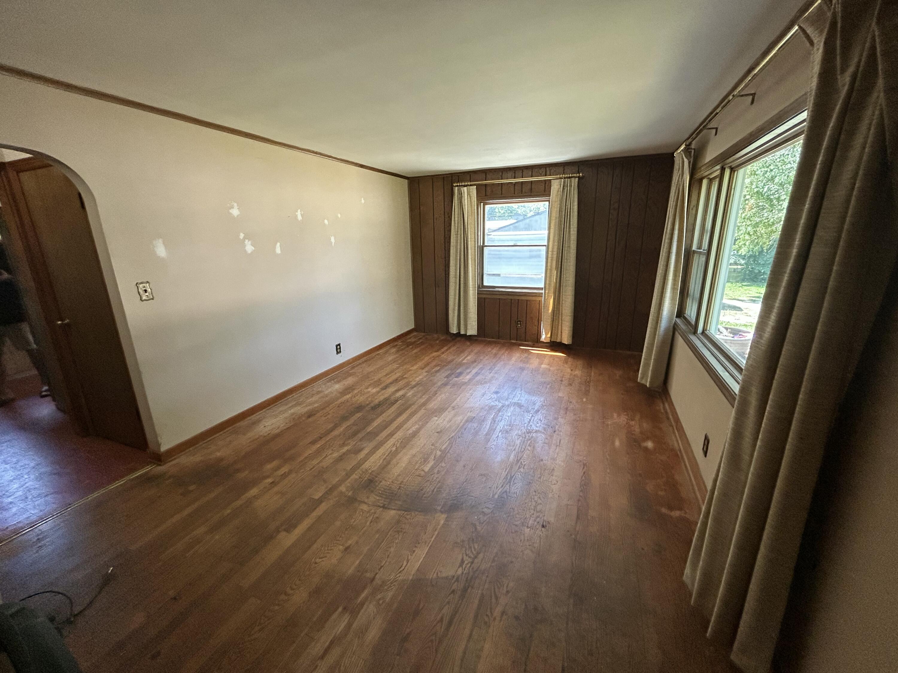 6845 Highway 31 Caledonia, WI 53402 - Photo 4 of 21 Large living room with HWF's