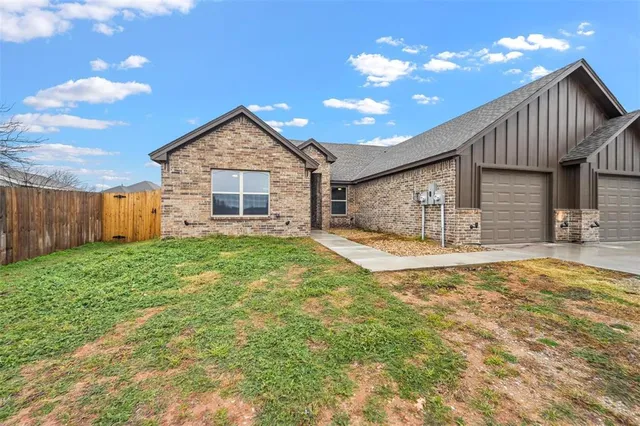 $2,125 | 228 St Charles Drive, Unit B, Springtown, TX 76082