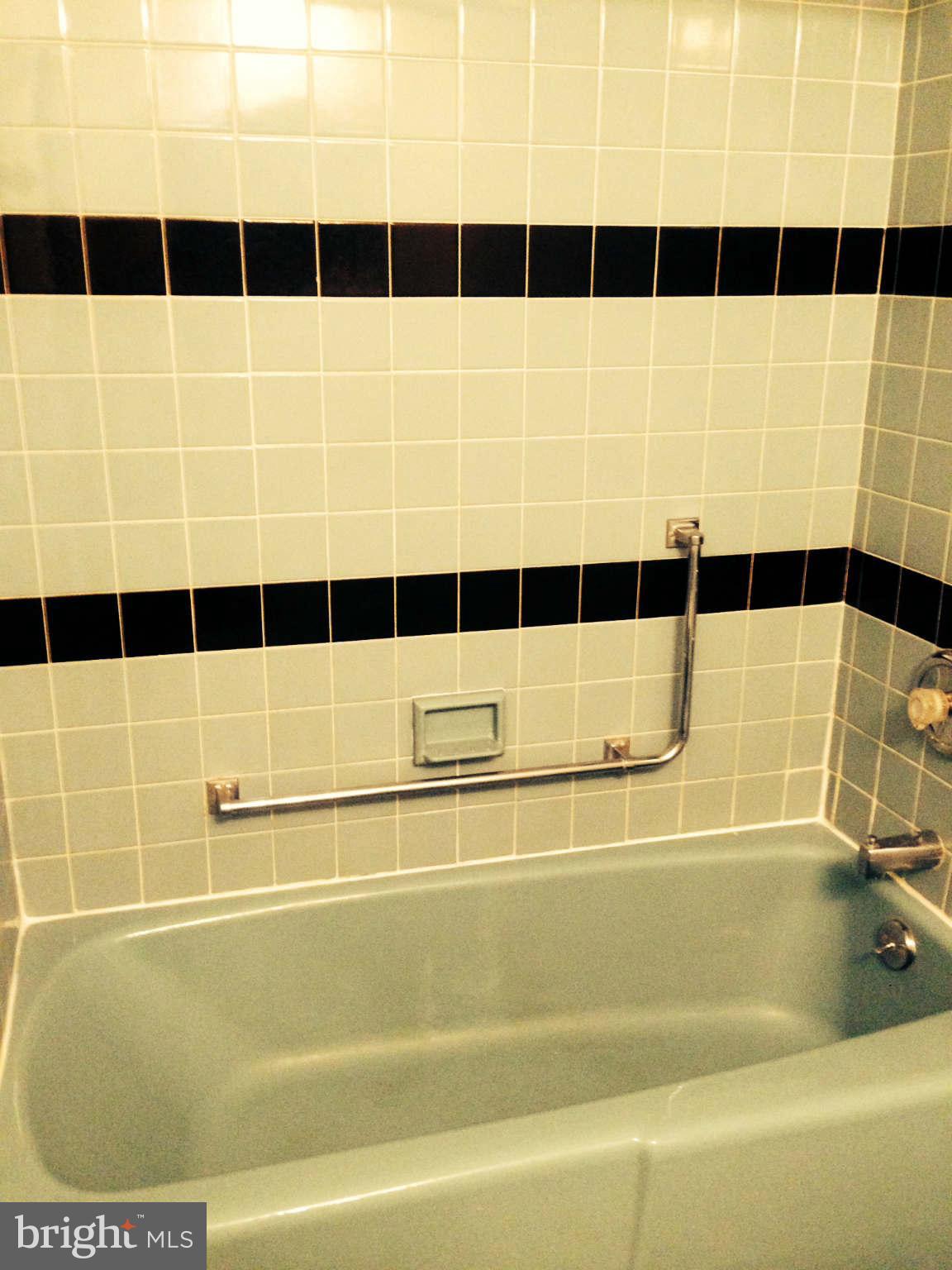 9701 Fields Road, Unit 1106 Gaithersburg, MD 20878 - Photo 4 of 6 a bathroom with a shower