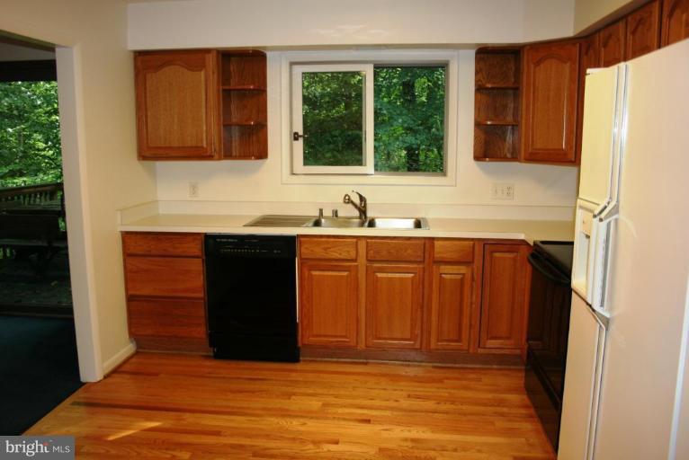 2191 Glenfield Road Annapolis, MD 21401 - Photo 6 of 22 Kitchen