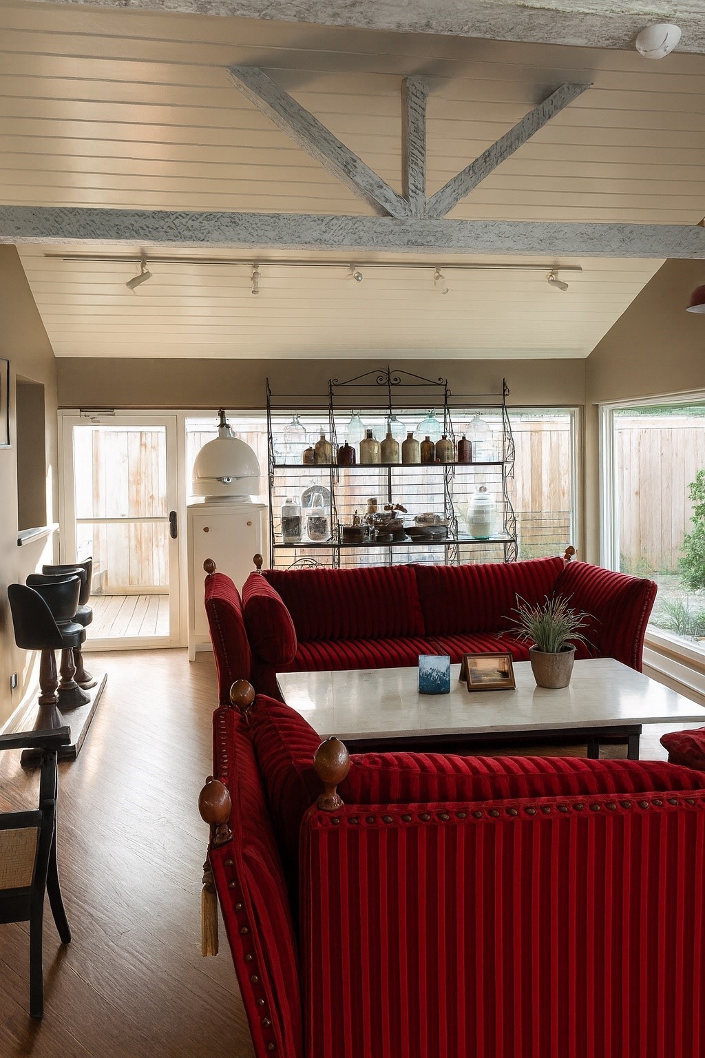 810 Martin Street Houston, TX 77018 - Photo 19 of 31 Family Room decluttered using AI.