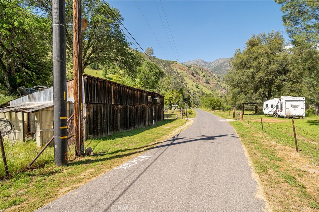10049 Incline Road El Portal, CA 95318 - Photo 28 of 44 a view of a basketball court