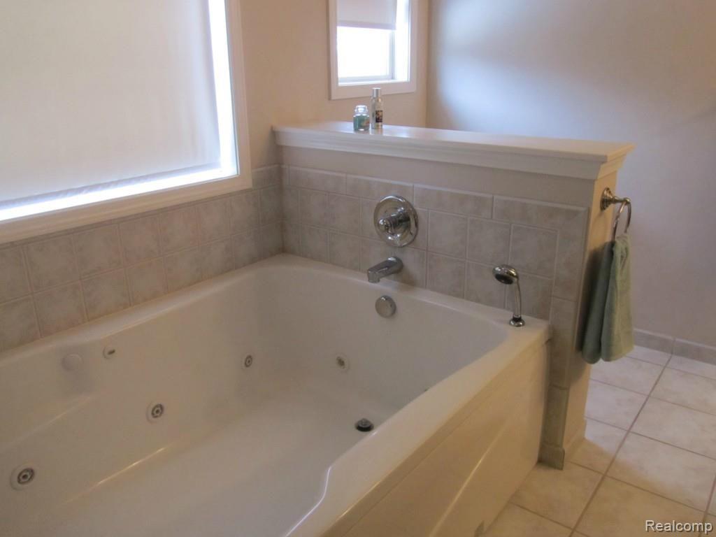 9109 Ravinewood Lane South Lyon, MI 48178 - Photo 13 of 16 145.jpg