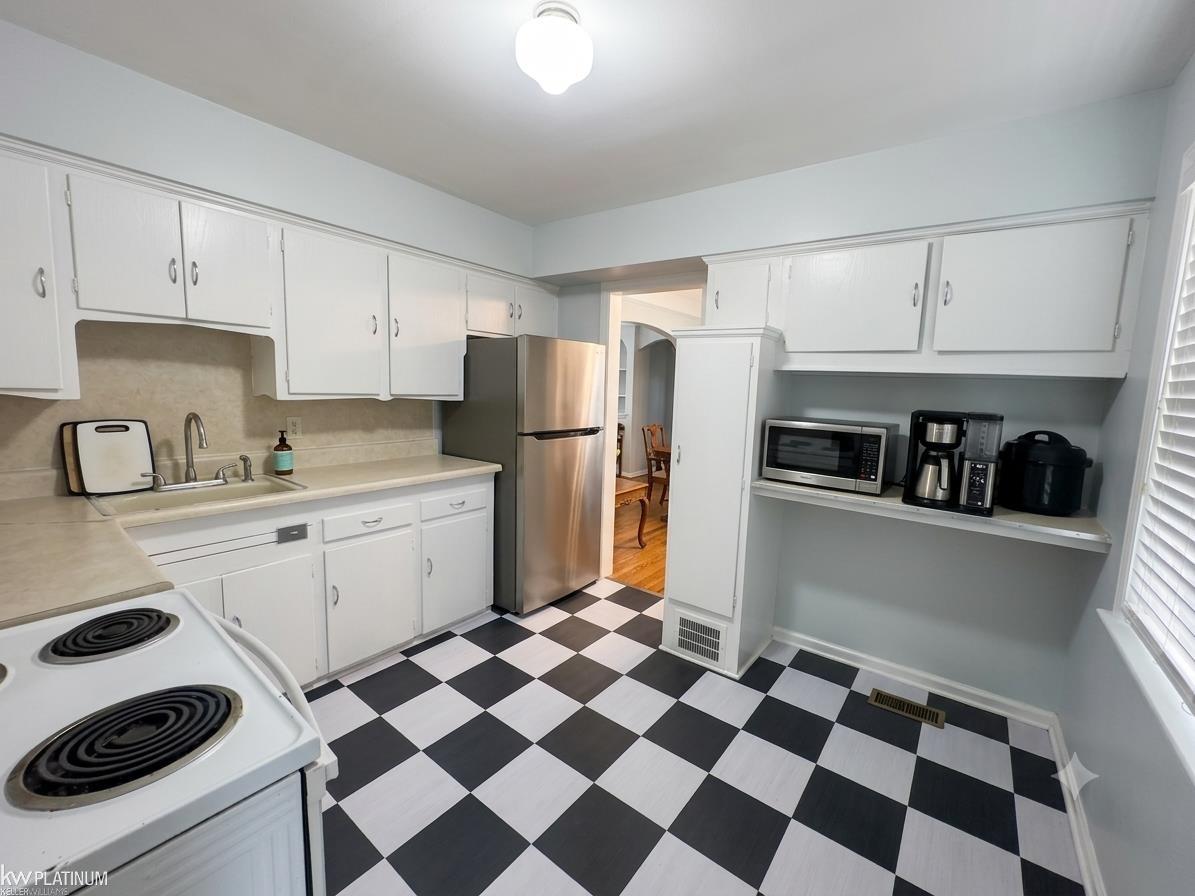 1120 Vernier Road Grosse Pointe Woods, MI 48236 - Photo 10 of 32