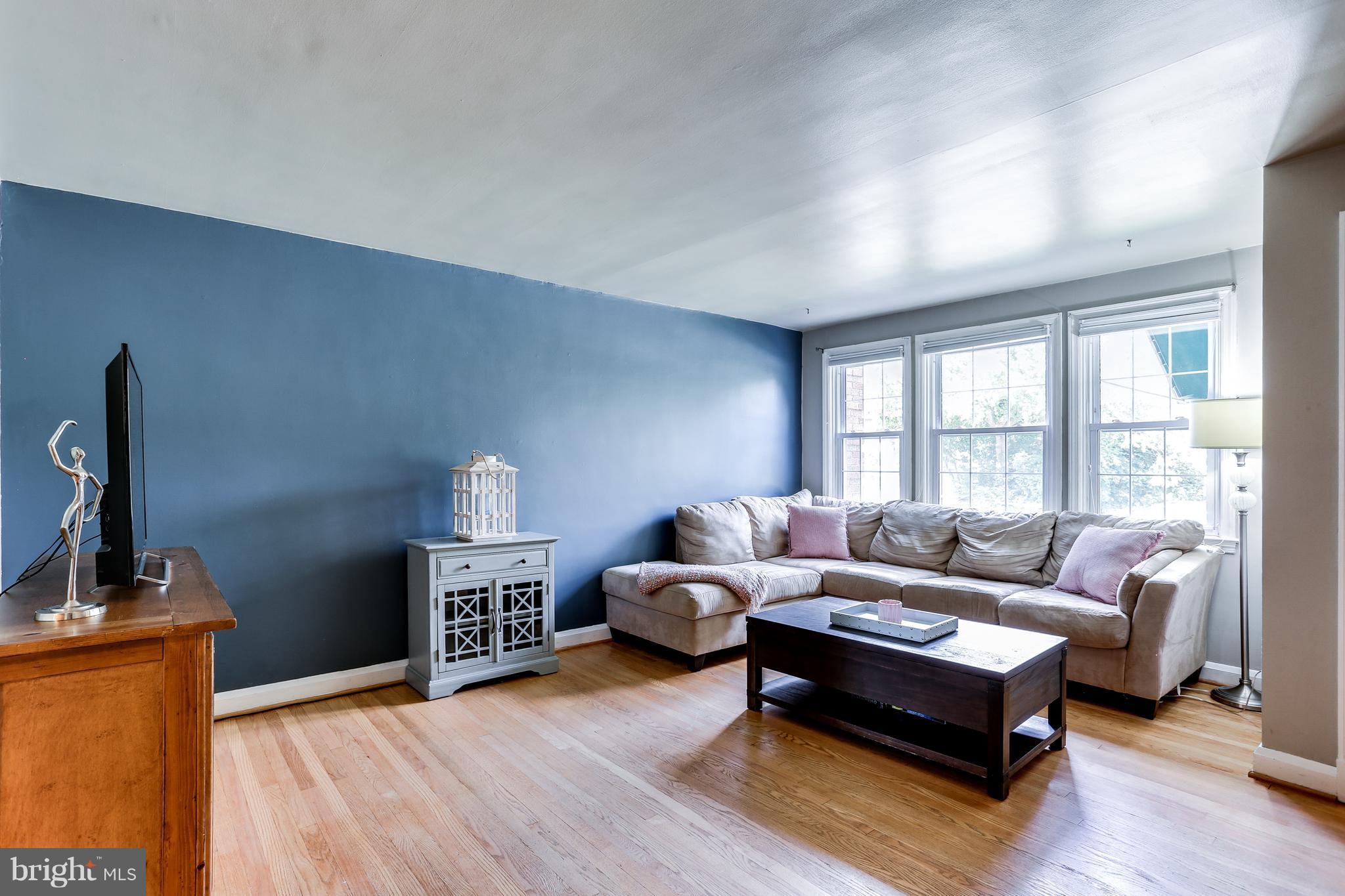 510 Academy Road Baltimore, MD 21228 - Photo 3 of 30 Living Room