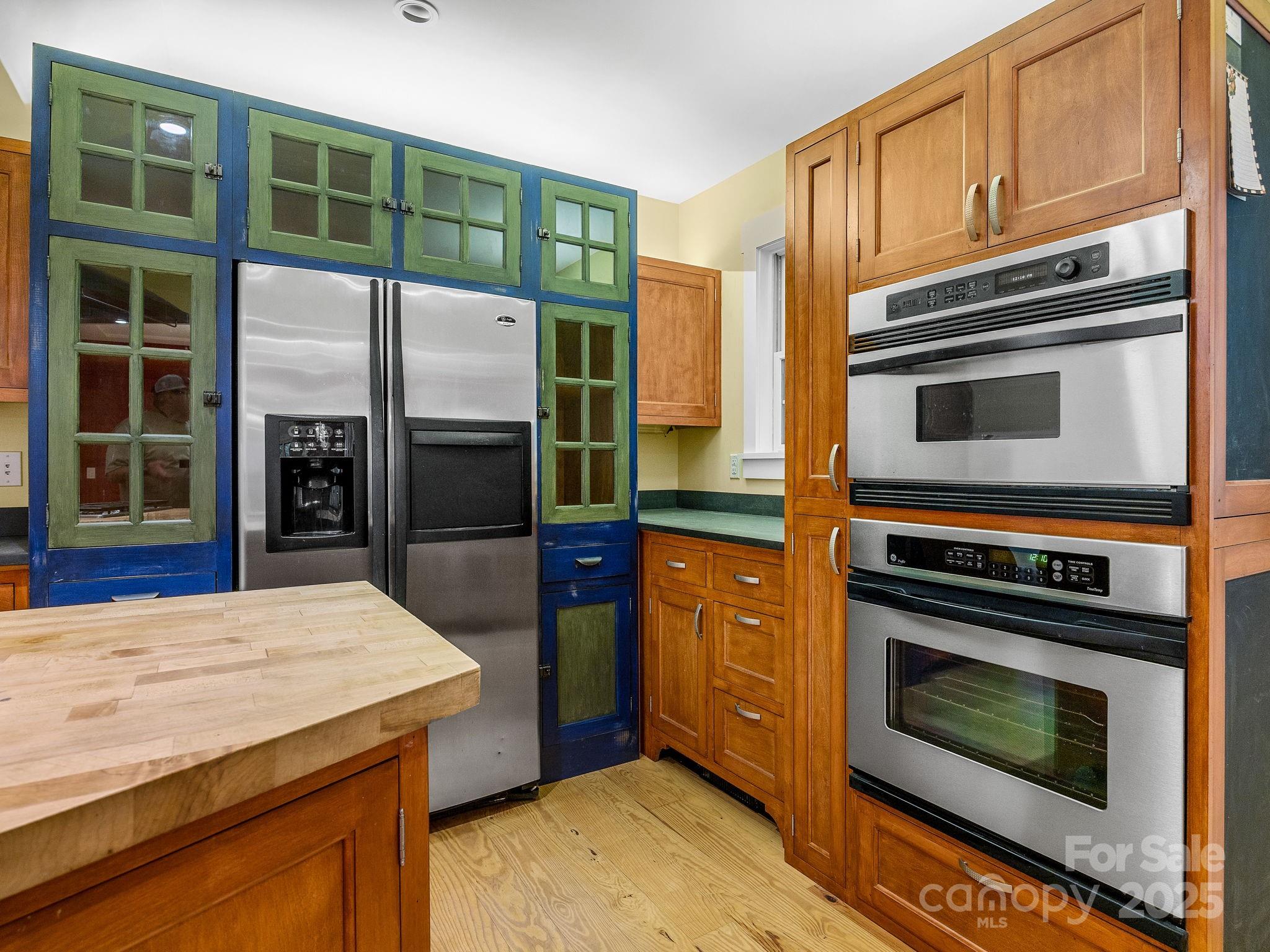 147 Woodland Road Tryon, NC 28782 - Photo 12 of 48 a kitchen with granite countertop a stove and a refrigerator