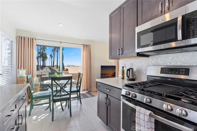 $6,475 | 418 A East Oceanfront, Newport Beach, CA 92661