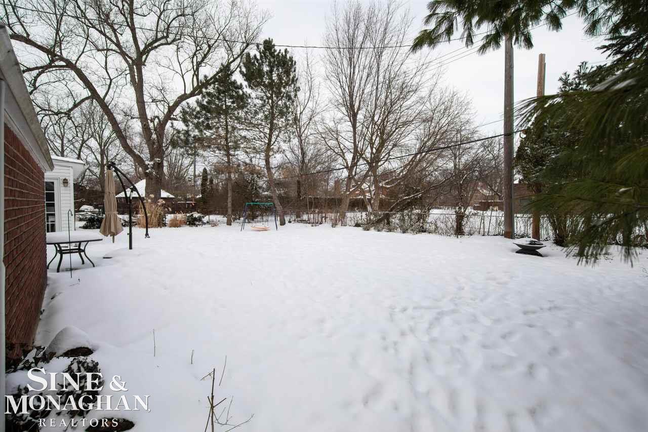1036 Bedford Road Grosse Pointe, MI 48230 - Photo 38 of 40 50034441-37.JPG