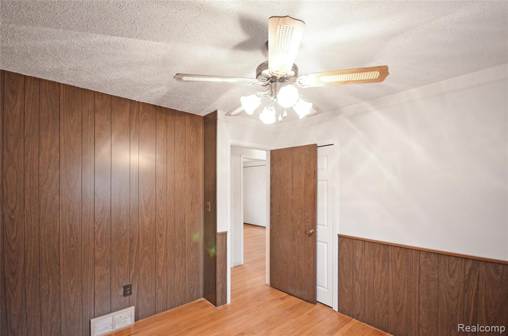 2103 Oakcrest Road Sterling Heights, MI 48310 - Photo 21 of 31