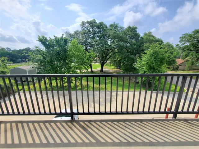 $1,150 | 501 East Davis Street, Unit 2, Conroe, TX 77301