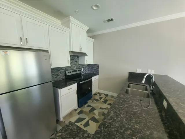 $1,150 | 501 East Davis Street, Unit 2, Conroe, TX 77301