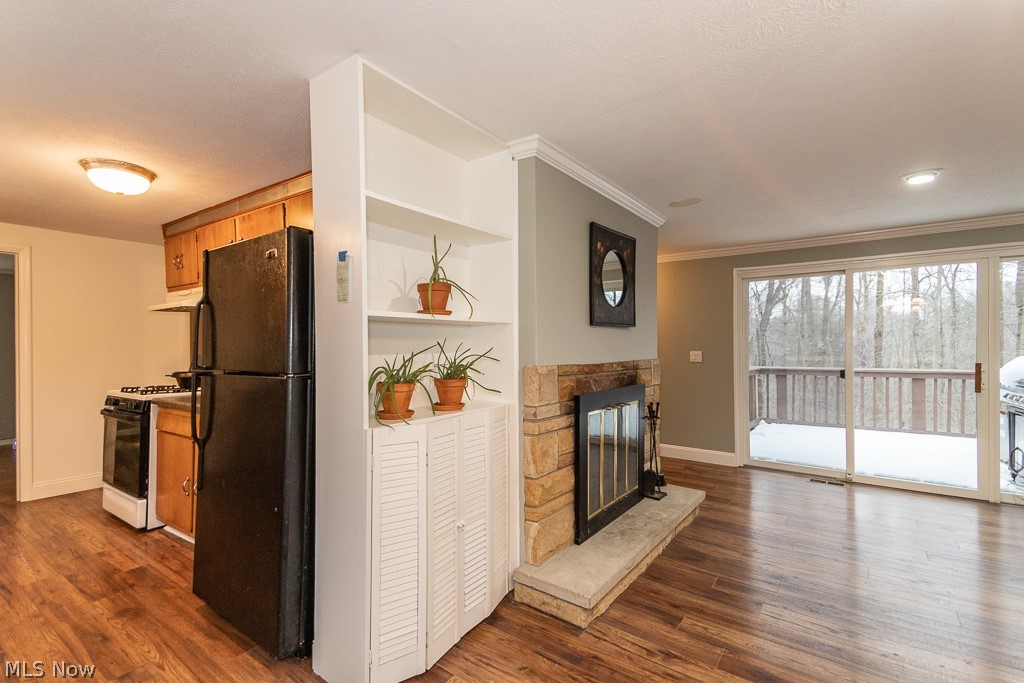 11265 Walnut Ridge Road Chesterland, OH 44026 - Photo 8 of 23 Living room to kitchen with appliances