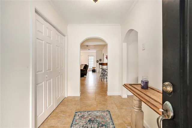 a view of front of house with a yard