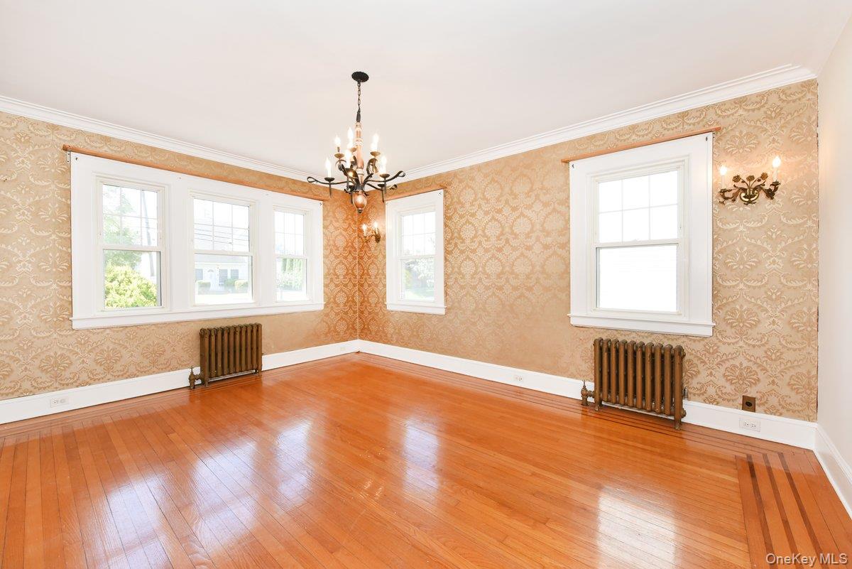 182 Ferncroft Road Mineola, NY 11501 - Photo 9 of 25 Gallery Image 9