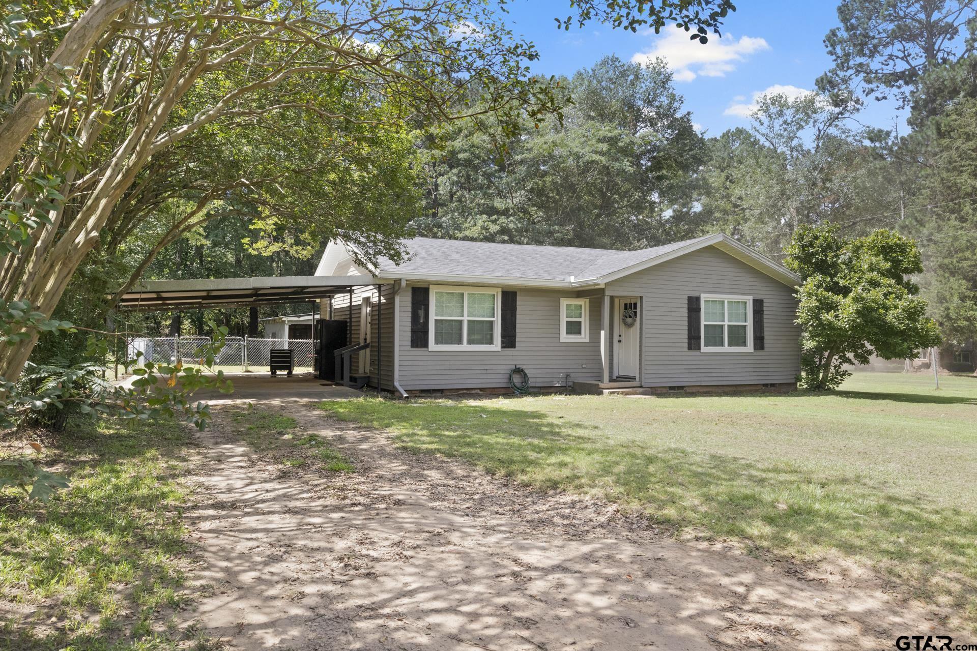 655 Daingerfield Street Pittsburg, TX 75686 - Photo 2 of 27 a front view of a house with a garden