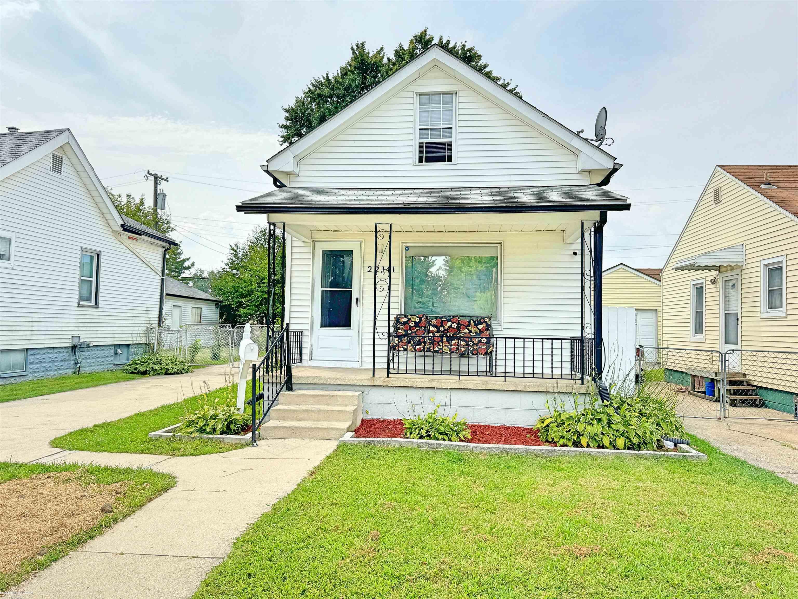 22141 Cushing Avenue Eastpointe, MI 48021 - Photo 2 of 21