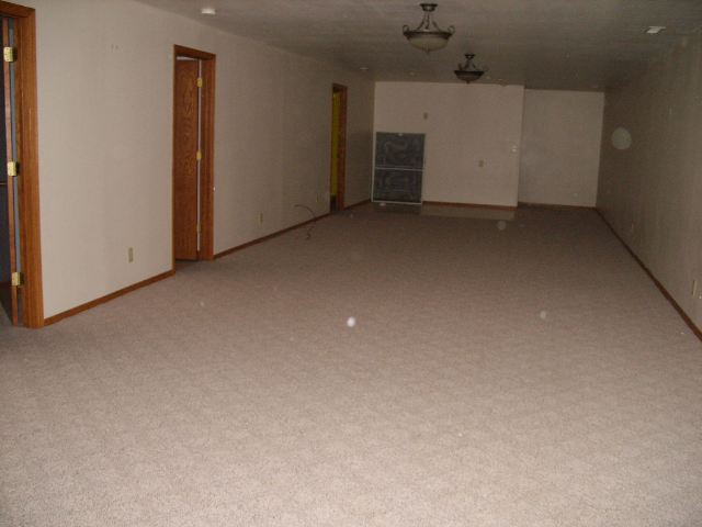 2576 Canterbury Road Muscatine, IA 52761 - Photo 8 of 9 Gallery Image 8