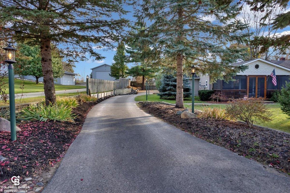 8058 East Carpenter Road Davison, MI 48423 - Photo 2 of 57 Well lit driveway