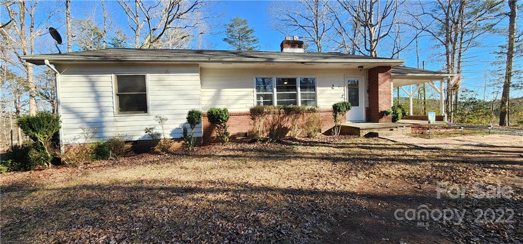 a view of a house with backyard