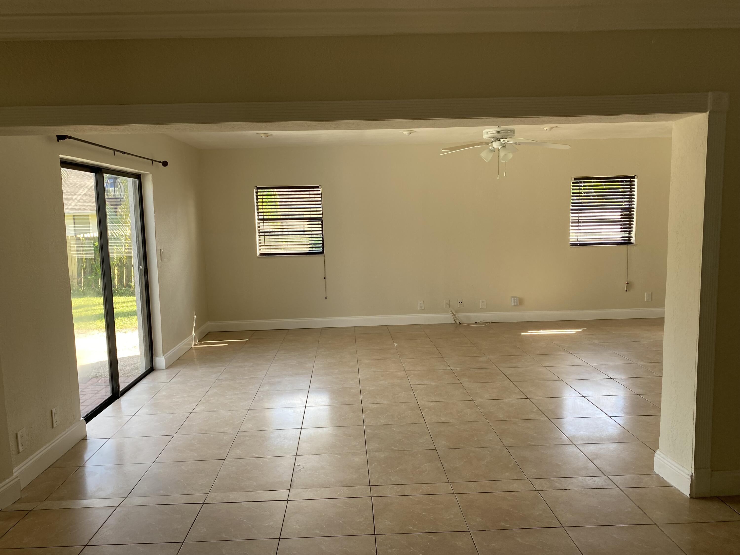 9219 Southampton Place Boca Raton, FL 33434 - Photo 4 of 23 Living/Family room
