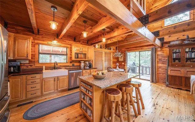 $875,000 | 79 Warren Lane, Pottersville, MO 65790