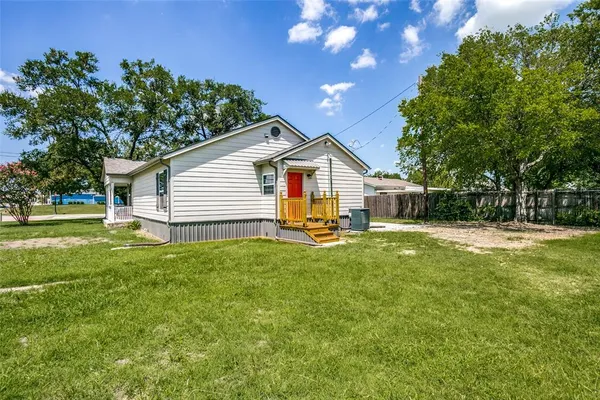 $2,175 | 500 North Pine Street, Roanoke, TX 76262