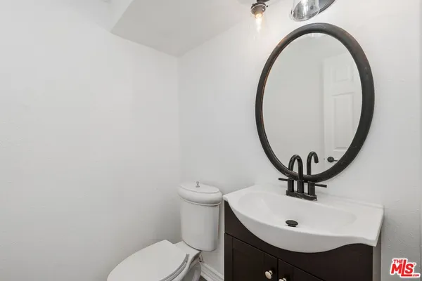 $677,000 | 18415 Collins Street, Unit F, Tarzana, CA 91356