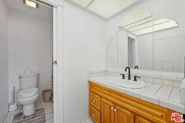 $677,000 | 18415 Collins Street, Unit F, Tarzana, CA 91356