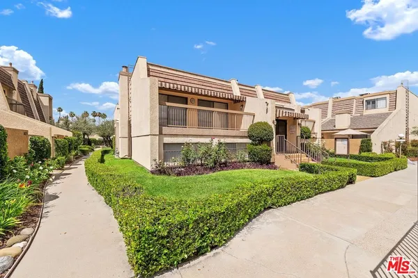 $677,000 | 18415 Collins Street, Unit F, Tarzana, CA 91356