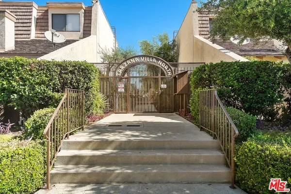 $677,000 | 18415 Collins Street, Unit F, Tarzana, CA 91356