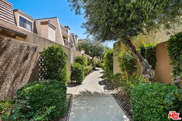 $677,000 | 18415 Collins Street, Unit F, Tarzana, CA 91356