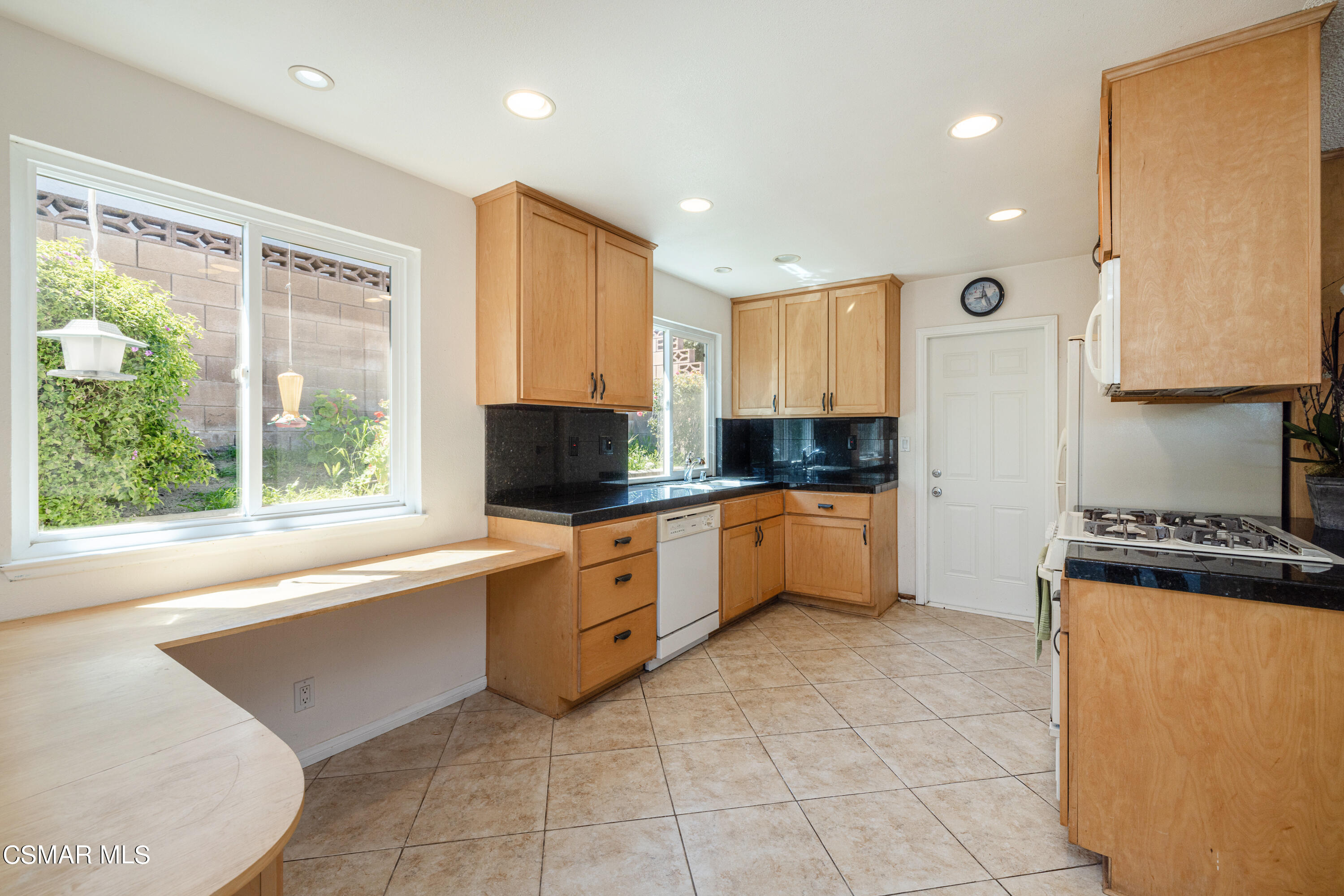 848 Moffatt Circle Simi Valley, CA 93065 - Photo 8 of 26 Moffatt8