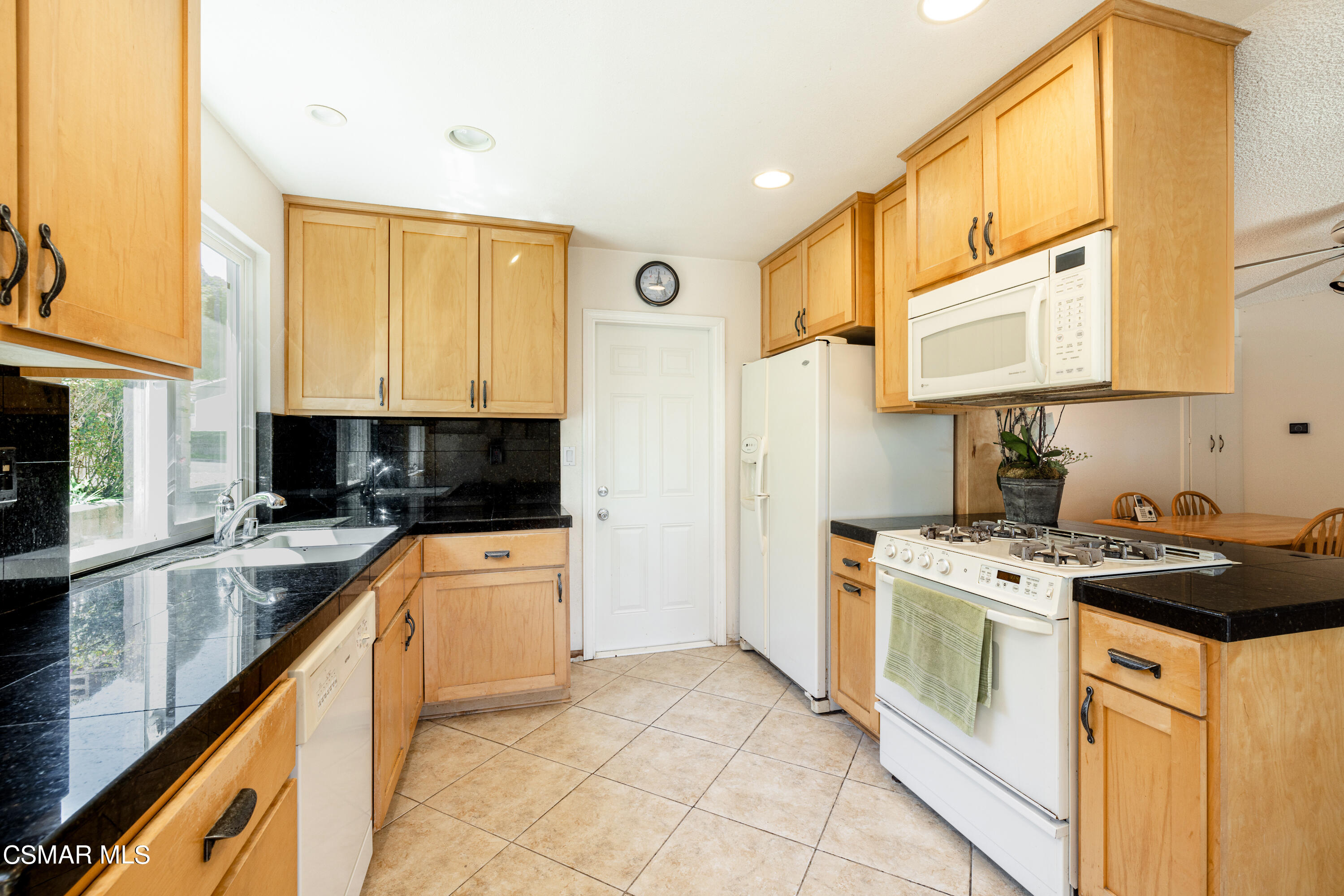 848 Moffatt Circle Simi Valley, CA 93065 - Photo 9 of 26 Moffatt9