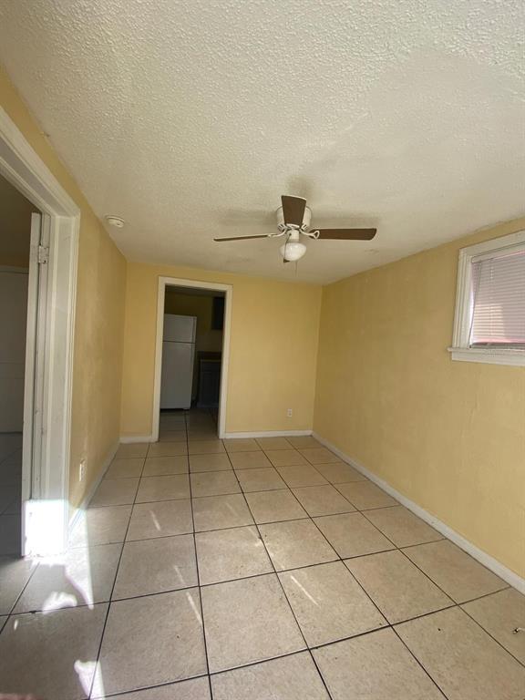 930 18th Street, Unit B Orlando, FL 32805 - Photo 6 of 11 a view of an empty room with a window
