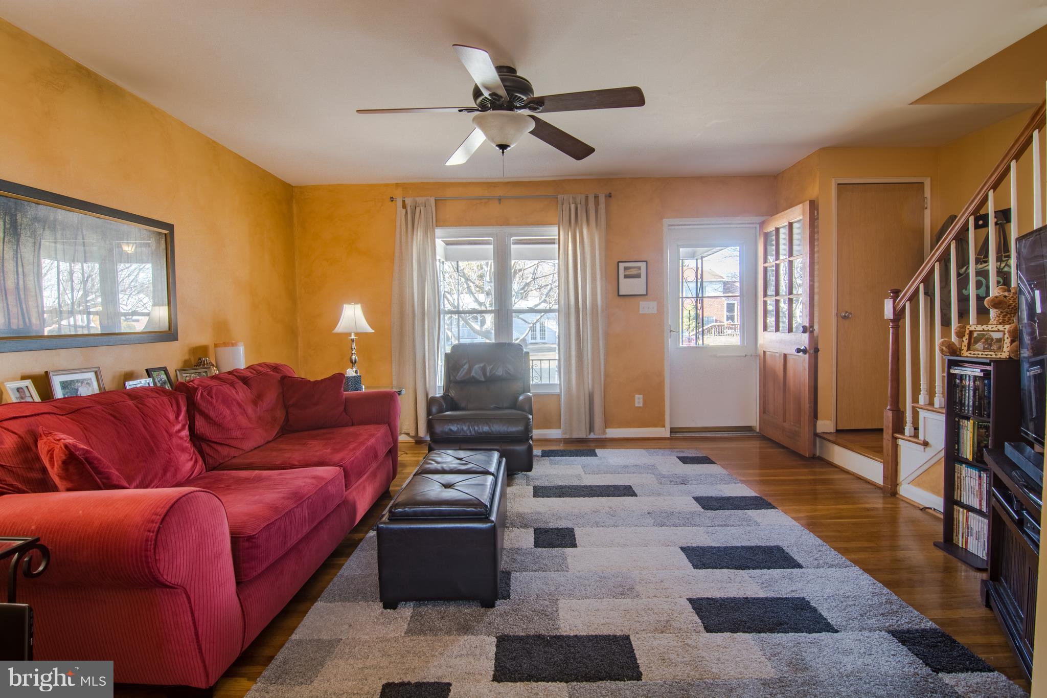 959 Southridge Road Baltimore, MD 21228 - Photo 4 of 23 Living Room