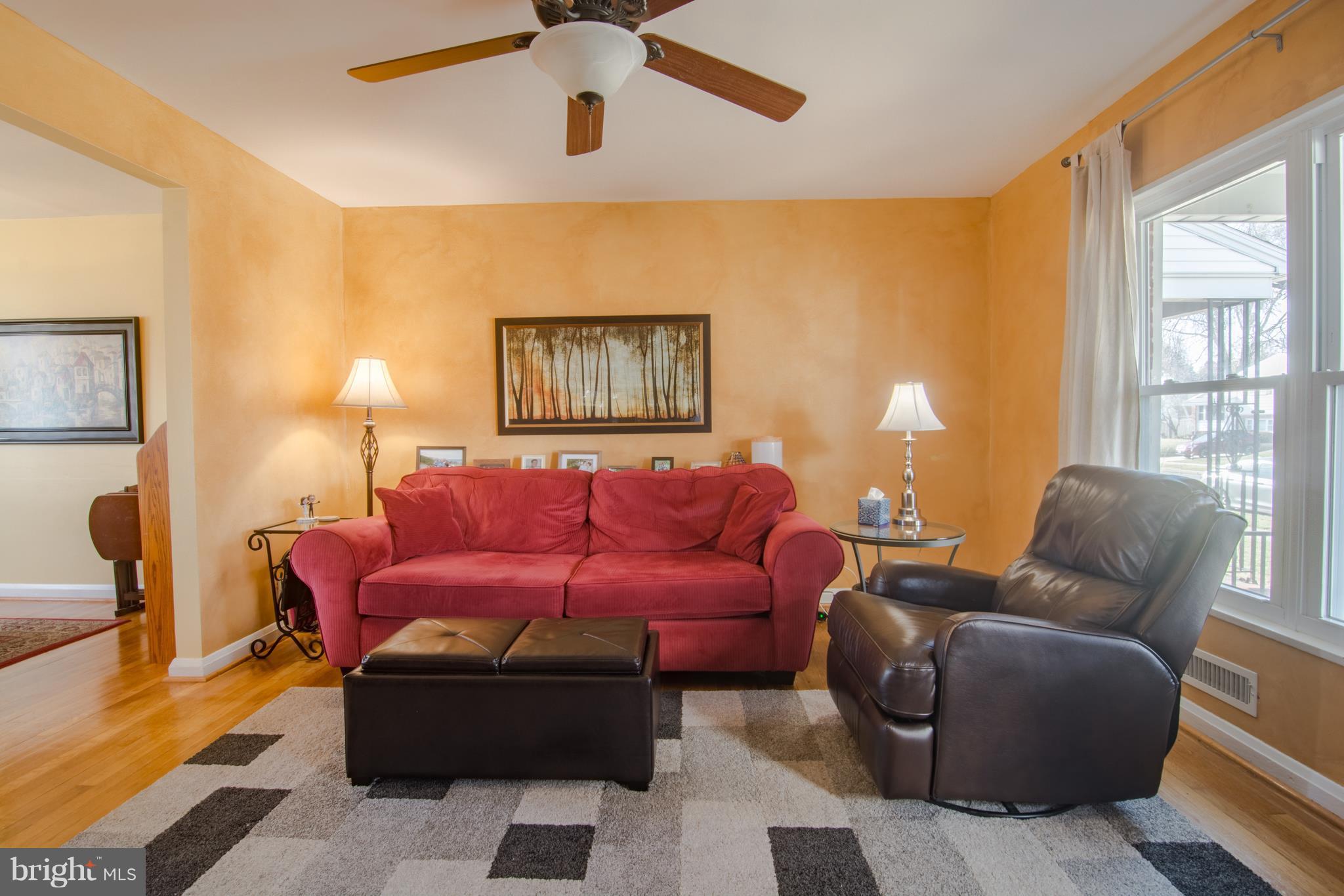 959 Southridge Road Baltimore, MD 21228 - Photo 5 of 23 Living Room
