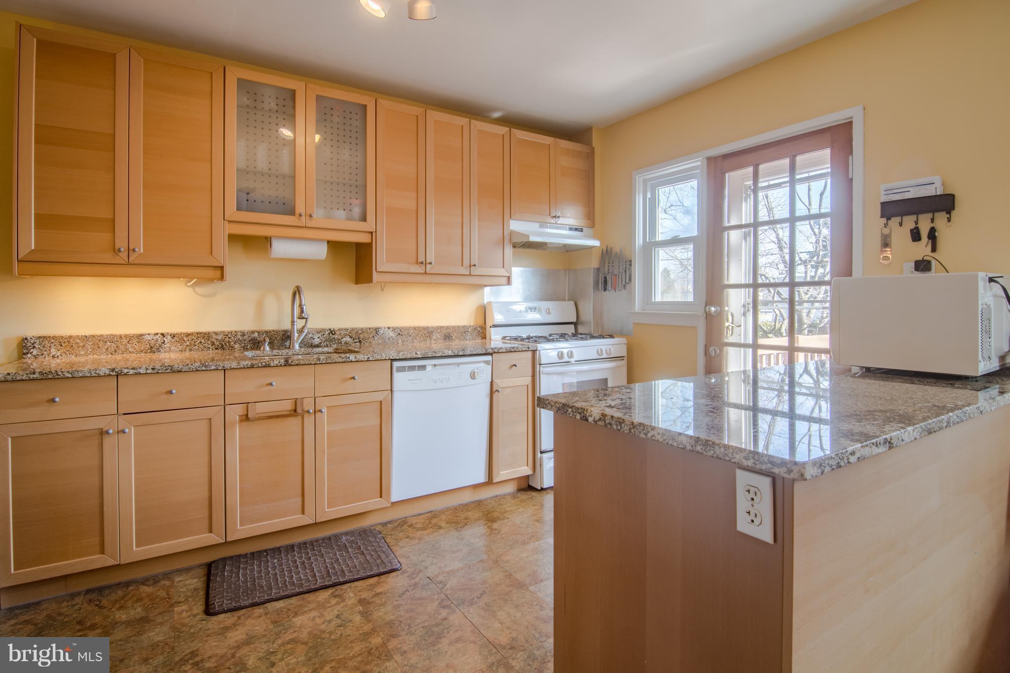 959 Southridge Road Baltimore, MD 21228 - Photo 8 of 23 Kitchen