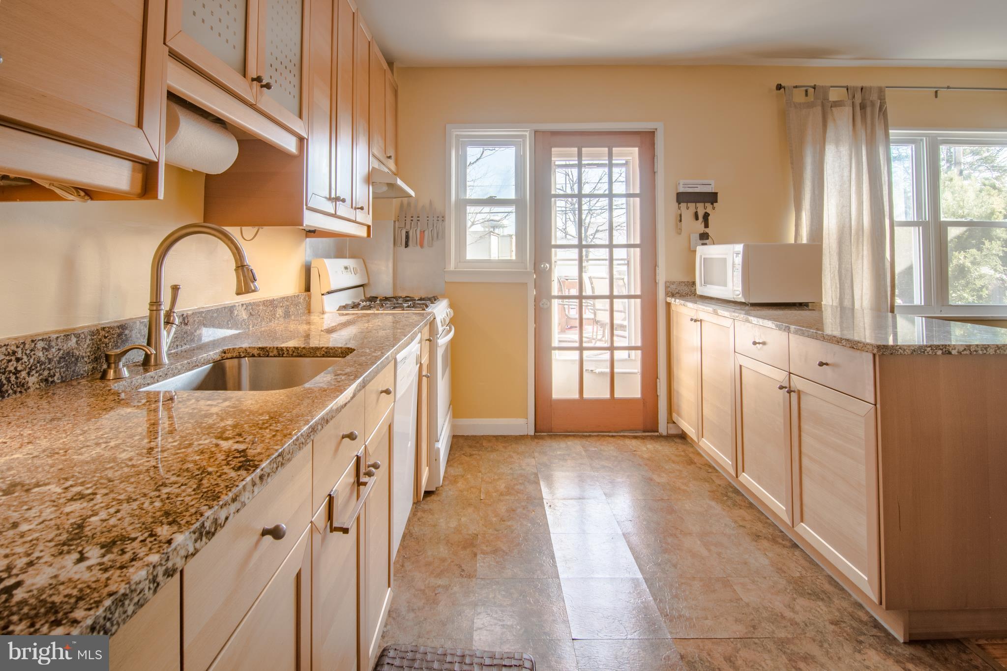 959 Southridge Road Baltimore, MD 21228 - Photo 9 of 23 Kitchen