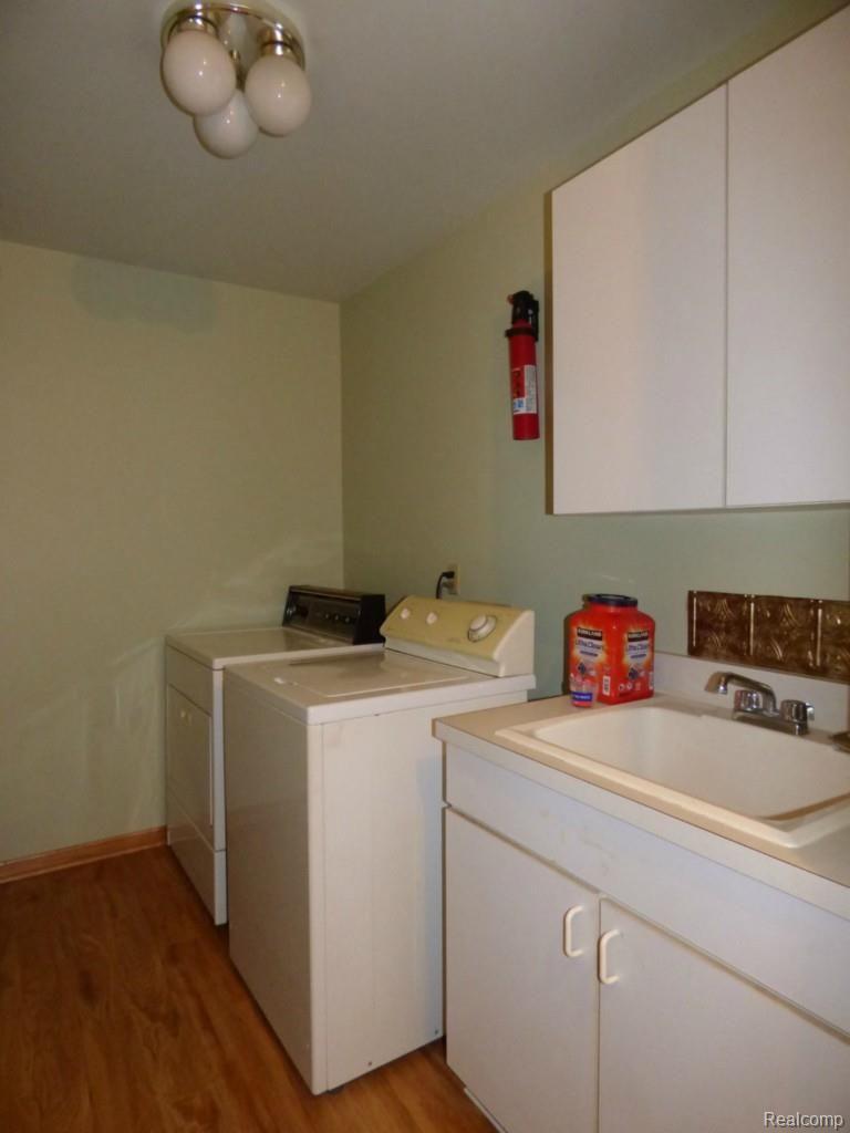 2330 Sunny Ridge Drive Pinckney, MI 48169 - Photo 20 of 21 19 LAUNDRY ROOM.jpg