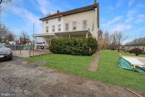 a view of a back yard of the house