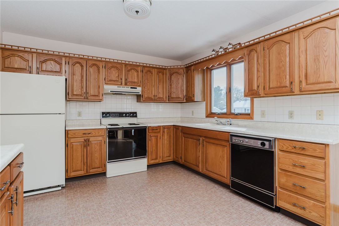 121 Kenyon Road Tiverton, RI 02878 - Photo 8 of 48