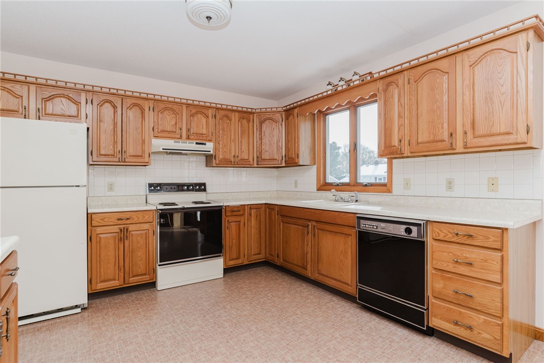 121 Kenyon Road Tiverton, RI 02878 - Photo 9 of 48