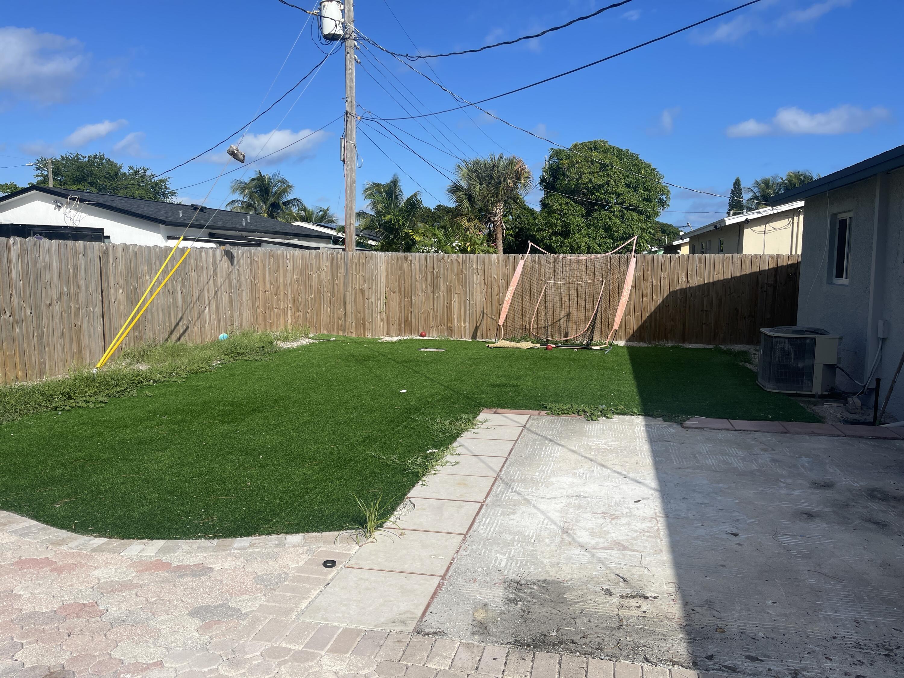 113 Northeast 5th Avenue Boynton Beach, FL 33435 - Photo 12 of 14 a view of backyard with a garden