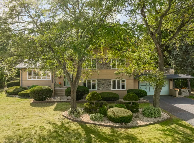 $589,500 | 11716 Center Drive, Lemont, IL 60439