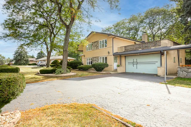 $589,500 | 11716 Center Drive, Lemont, IL 60439