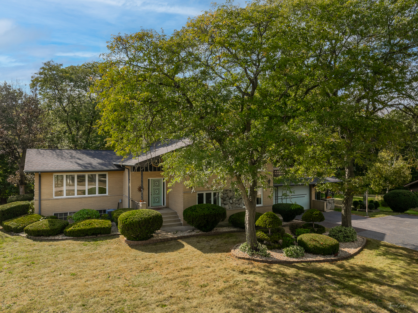 11716 Center Drive Lemont, IL 60439 - Photo 5 of 6 a view of a house with backyard porch and sitting area